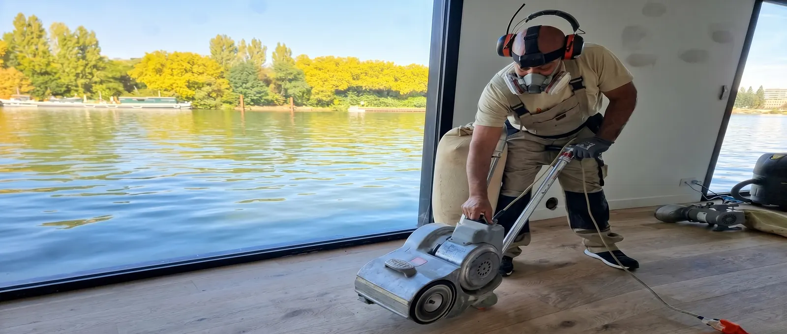 Ponçage de parquet sur péniche face à la Seine