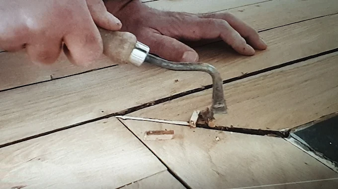 Réparation de lames de parquet à l'outil à main