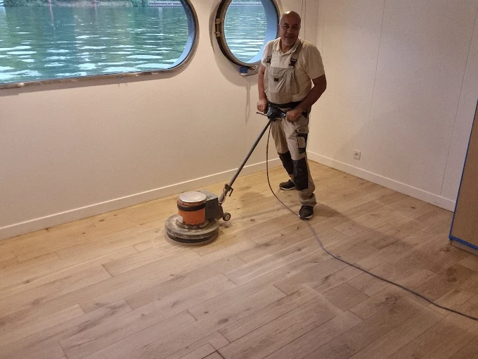 Ponçage à la monobrosse sur péniche, hublots sur la Seine