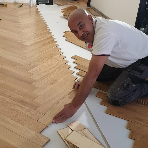 Saïd posant un parquet point de Hongrie en chêne