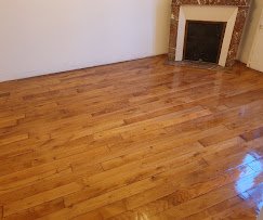 Salon avec cheminée et parquet vitrifié satiné